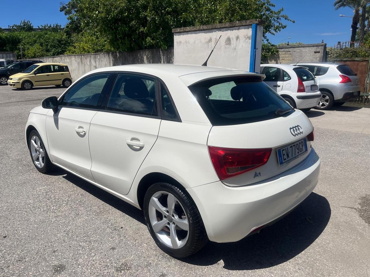 Audi A1 5P-1.6 tdi/90cv-full-2014