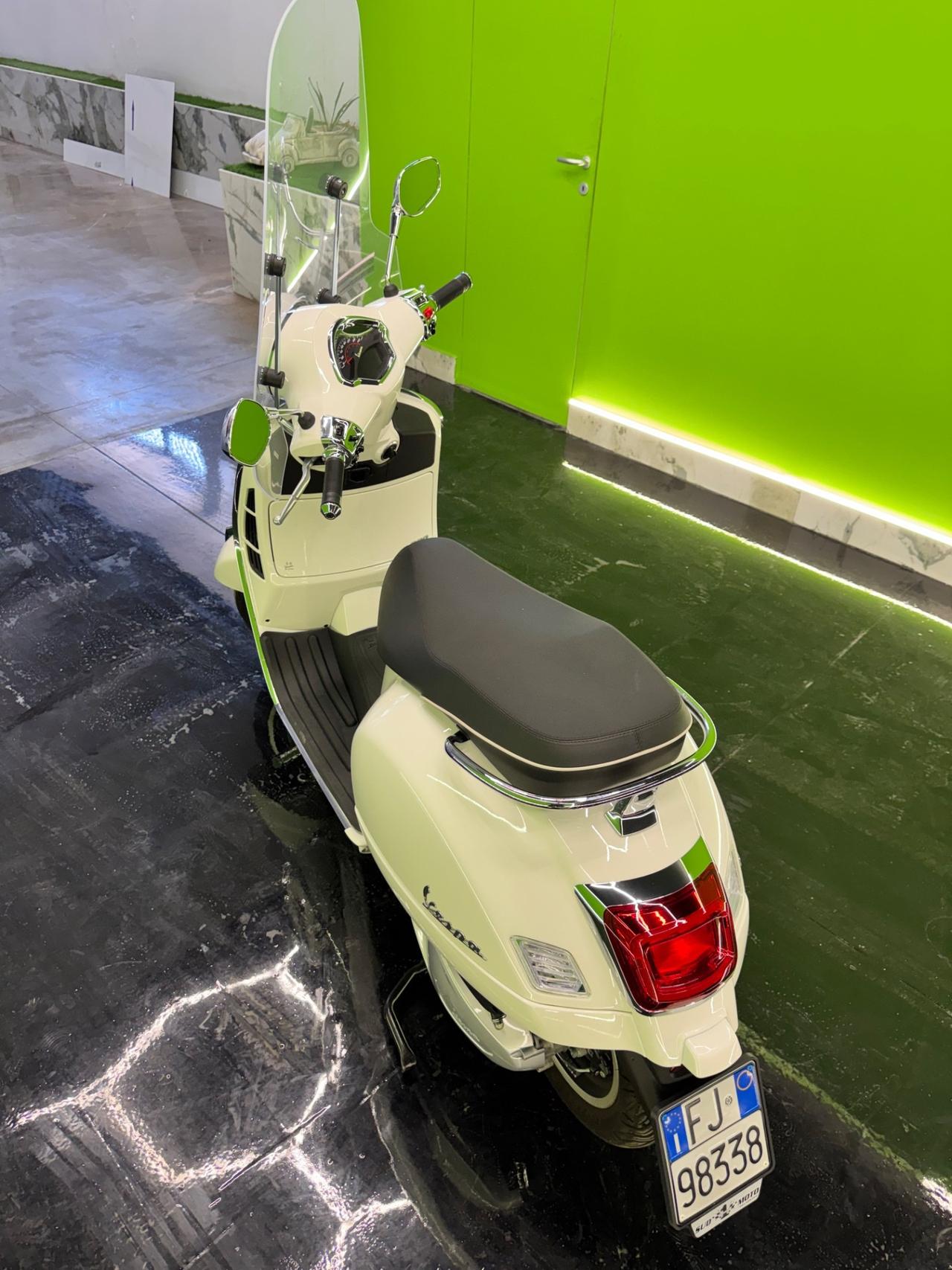 Piaggio Vespa 300 GTS