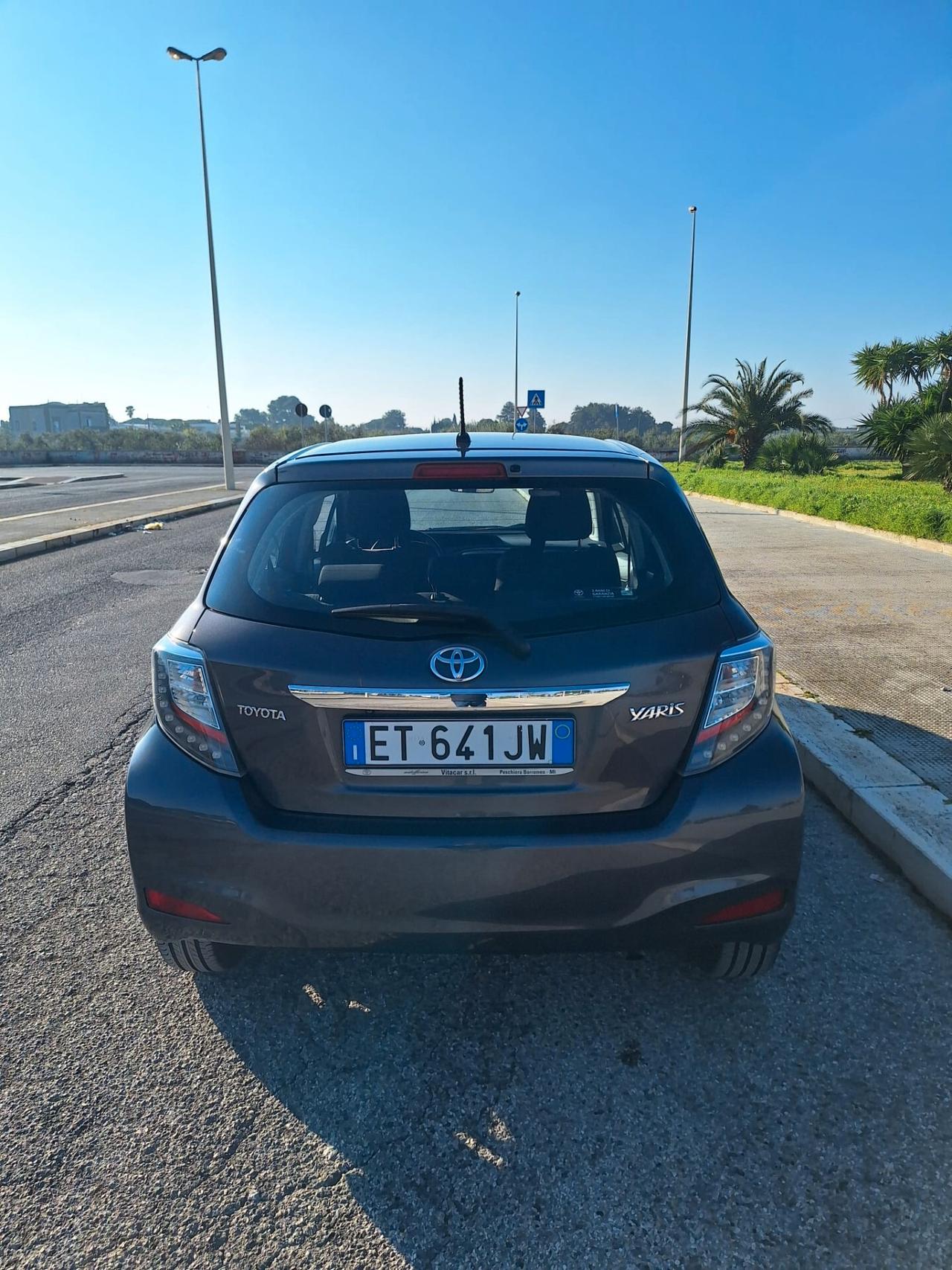 Toyota Yaris 1.3 5 porte Lounge - 12/2013