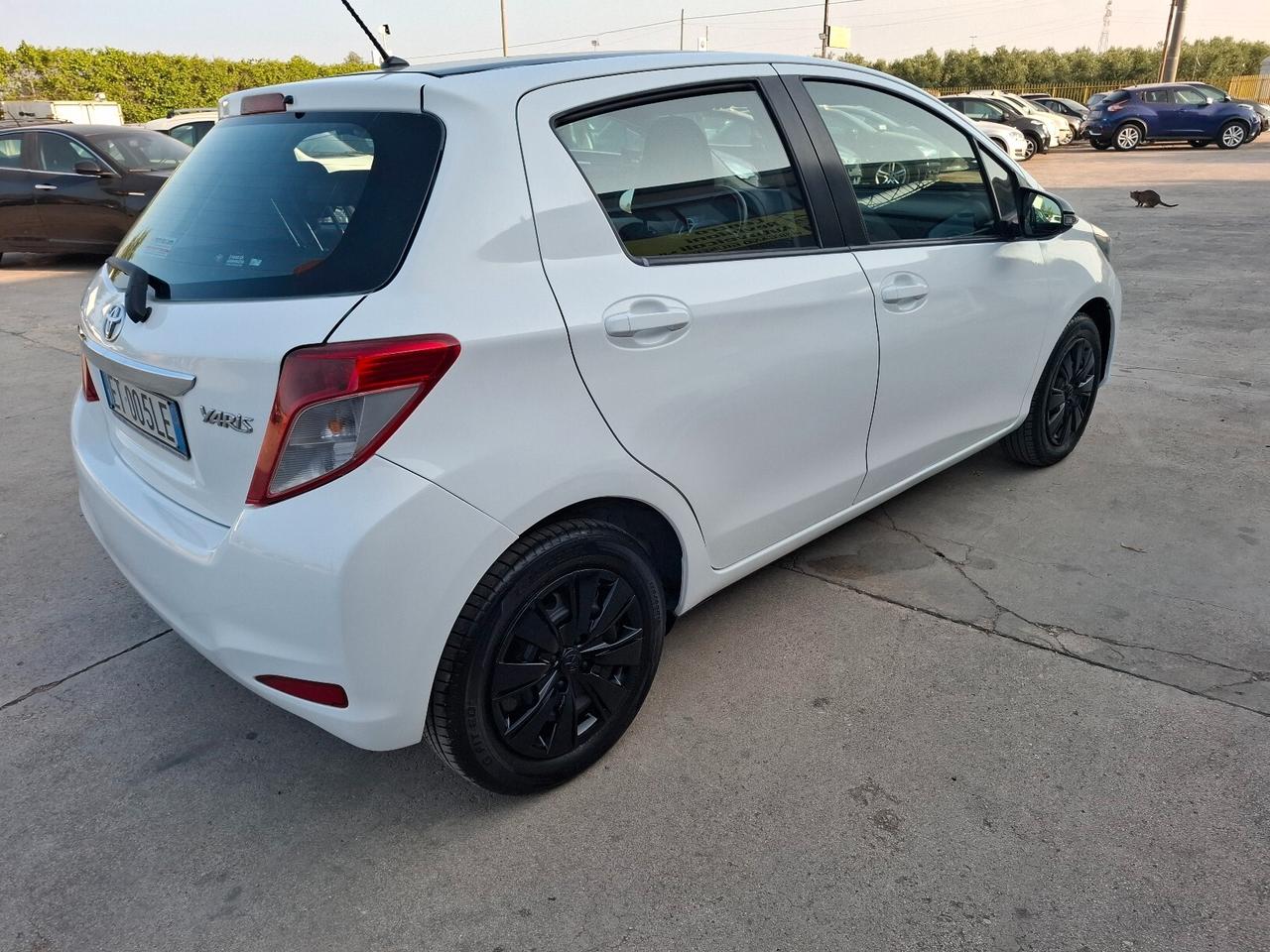Toyota Yaris 1.0 BENZINA - 2013 BICOLORE