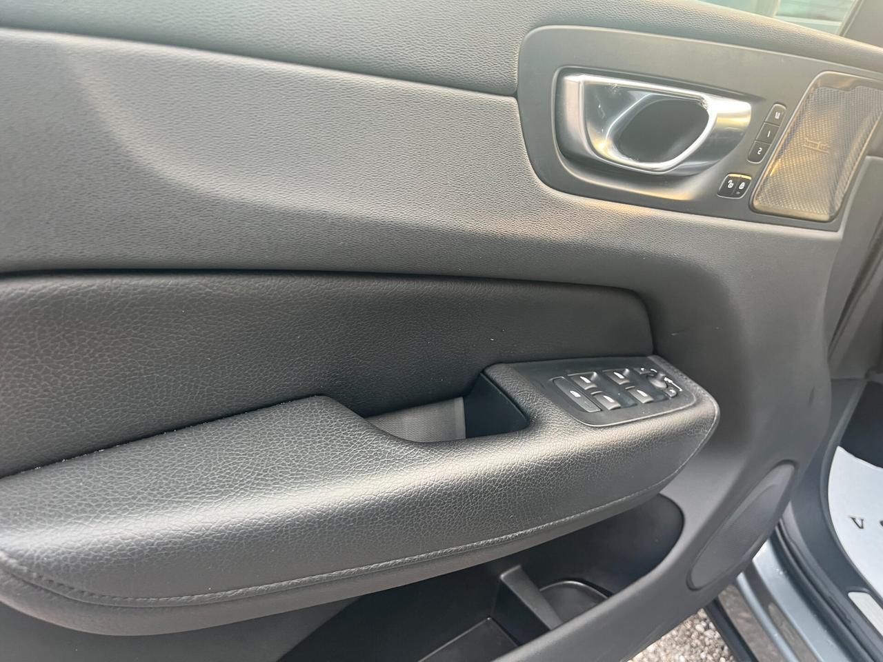 Volvo XC 60 XC60 B4 (d) AWD Geartronic Momentum Pro