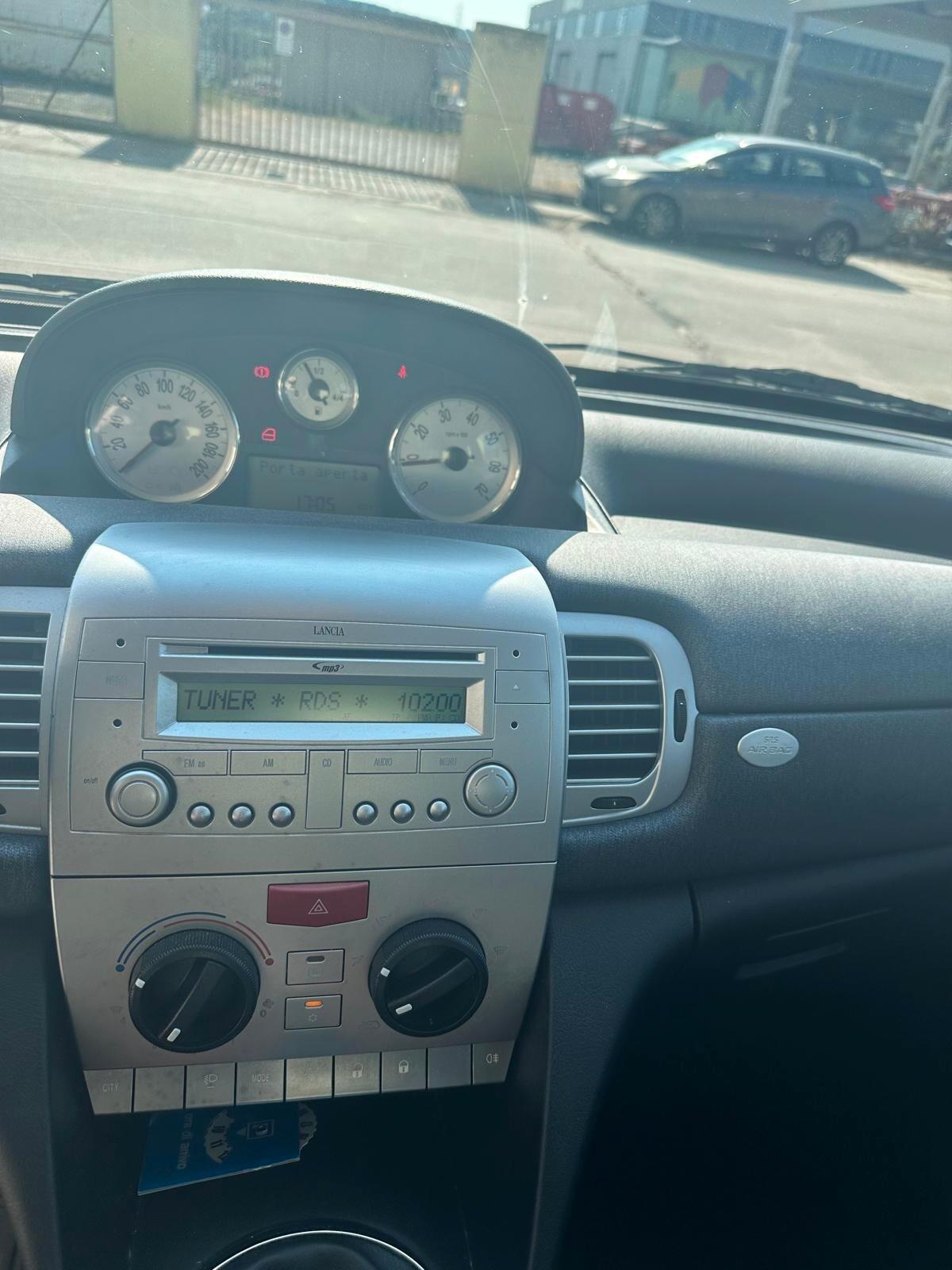 Lancia Ypsilon 1.3 DIESEL 2010 160.000km