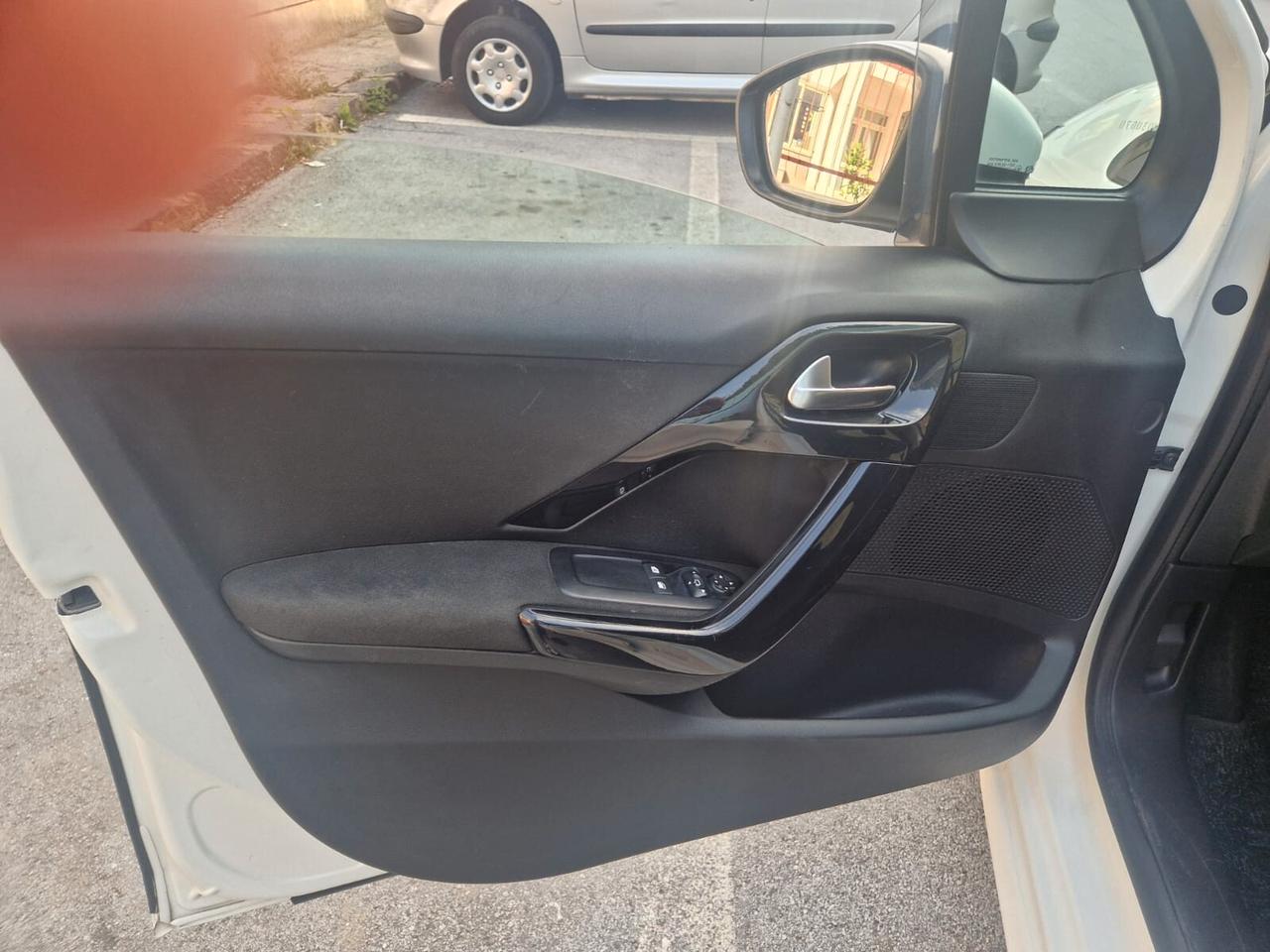 Peugeot 208 PureTech 82 5 porte Allure
