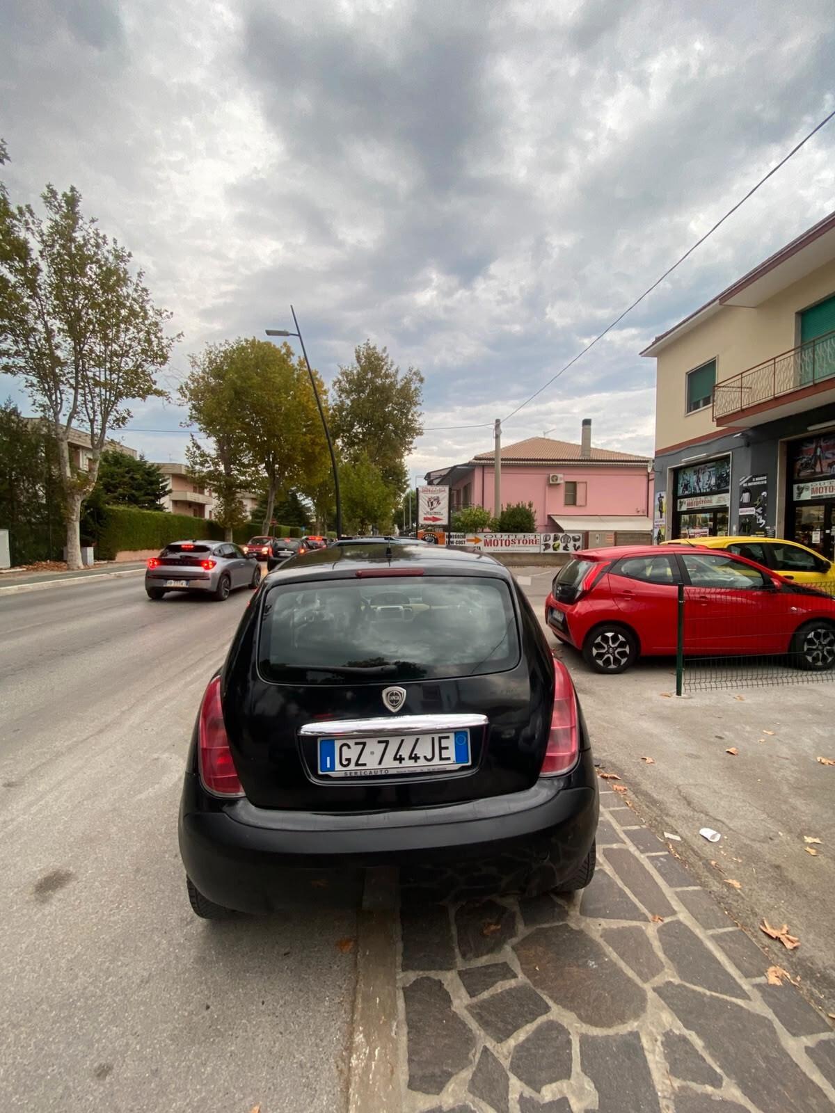 Lancia Ypsilon 1.3 MJT 75 CV Platino