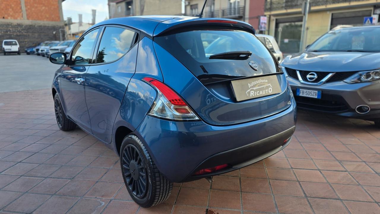 Lancia Ypsilon 1.0 FireFly 5 porte S&S Hybrid Ecochic Silver