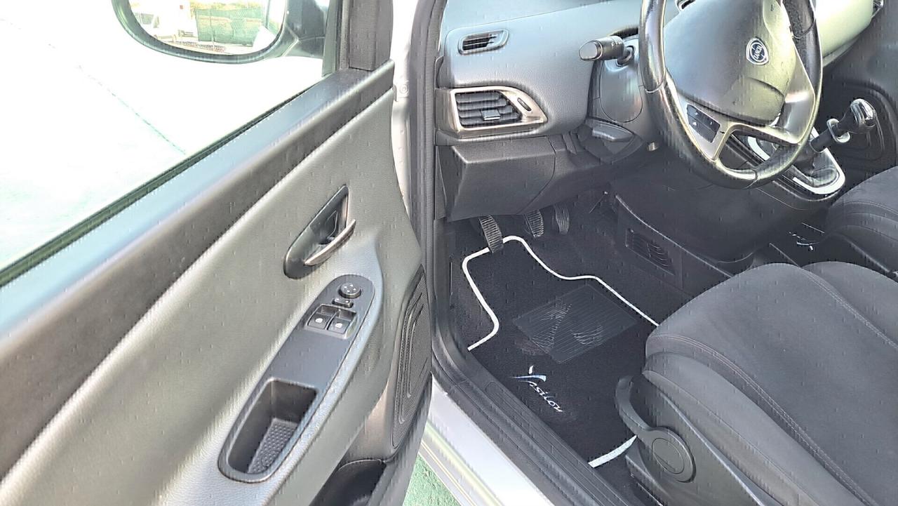 Lancia Ypsilon 1.2 69 CV 5 porte Gold