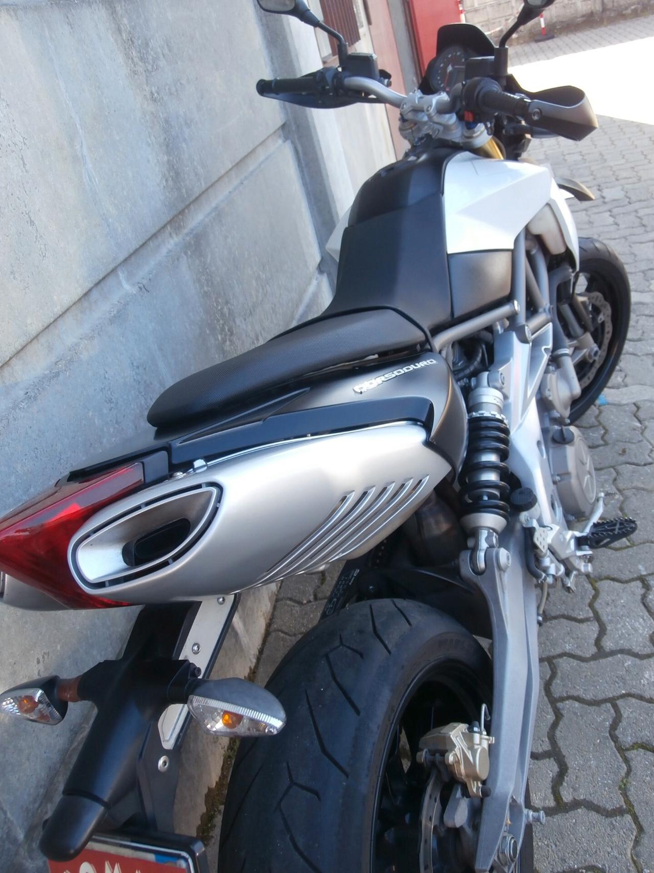 Aprilia Dorsoduro 750 (2009 - 14) del 2009 passaggio incluso.
