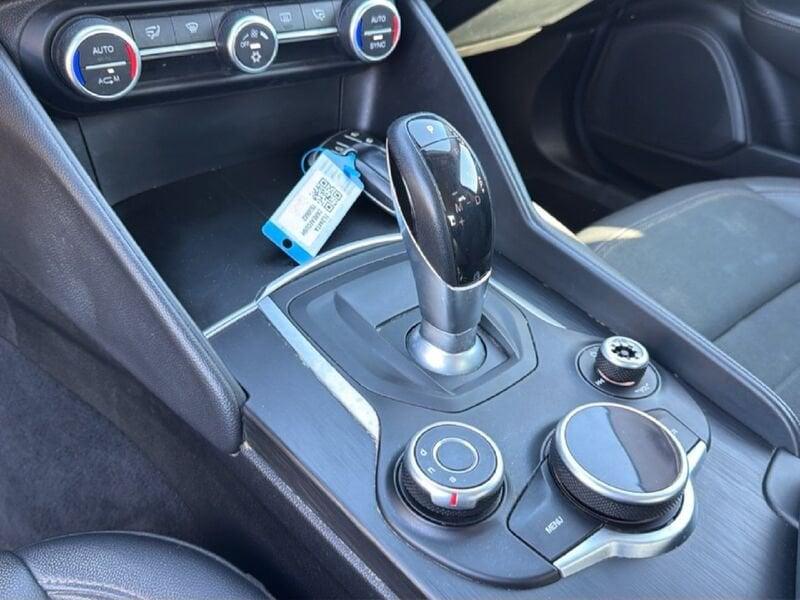 Alfa Romeo Giulia 2.2 Turbo AT8 180CV Super