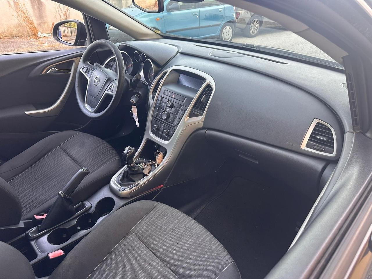 Opel Astra 1.4 benzina anno 2010
