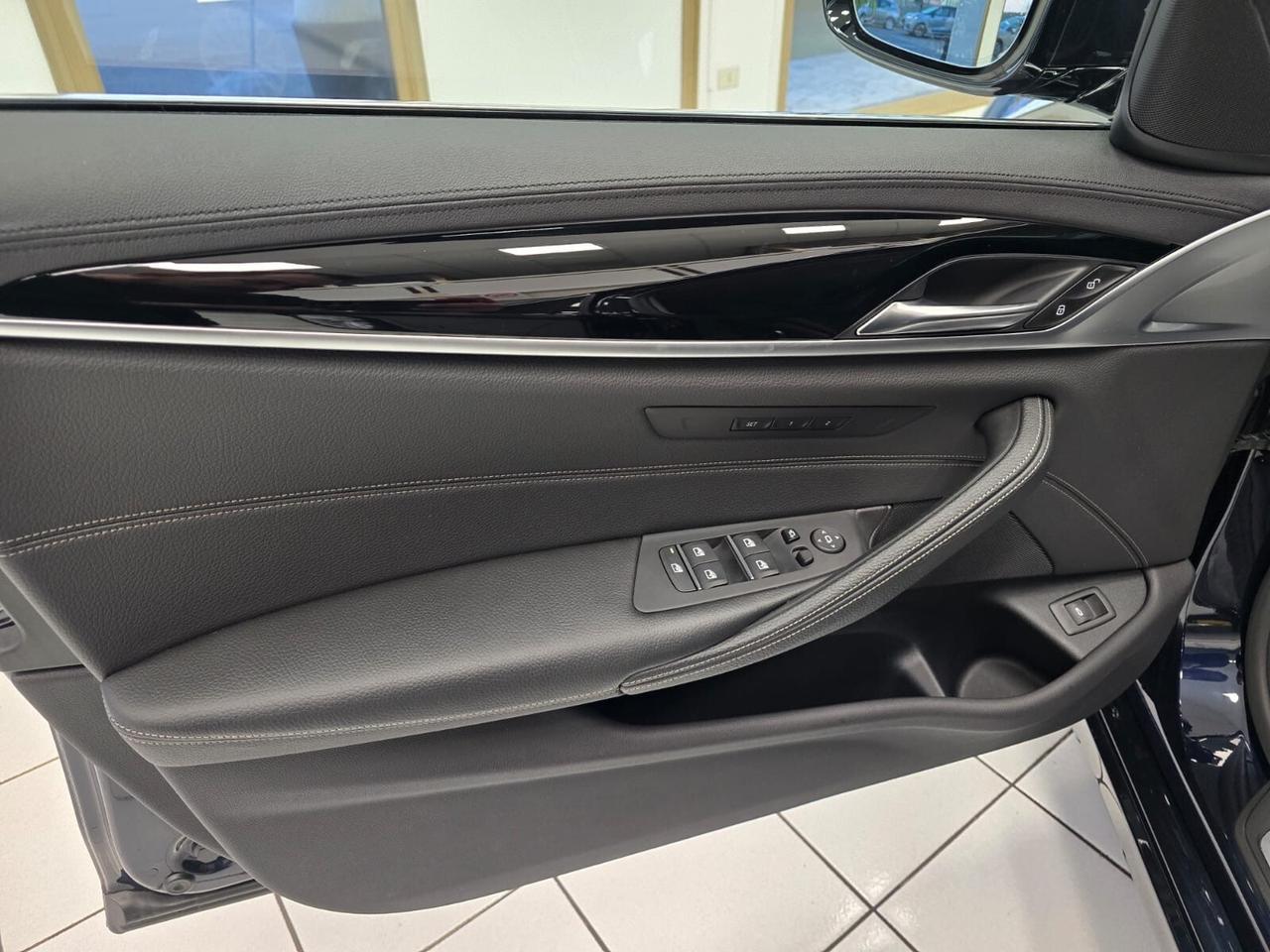 Bmw 530d xDrive Luxury 265cv con 11.000km PARI A NUOVO!!