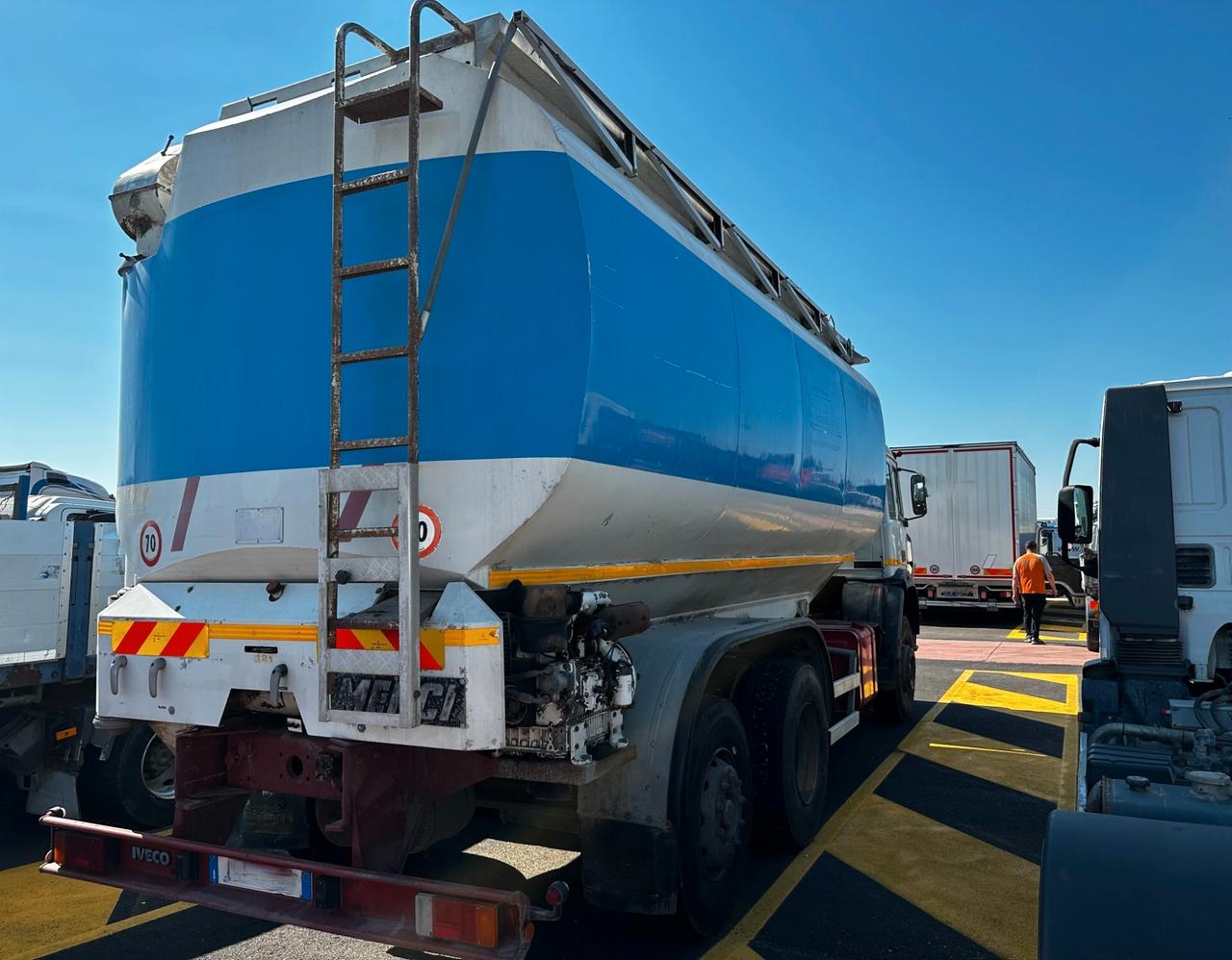Iveco 190.26 Silo MENCI KL30 per granulati/mangime 30mc con 3 scomparti (motore ausiliare)
