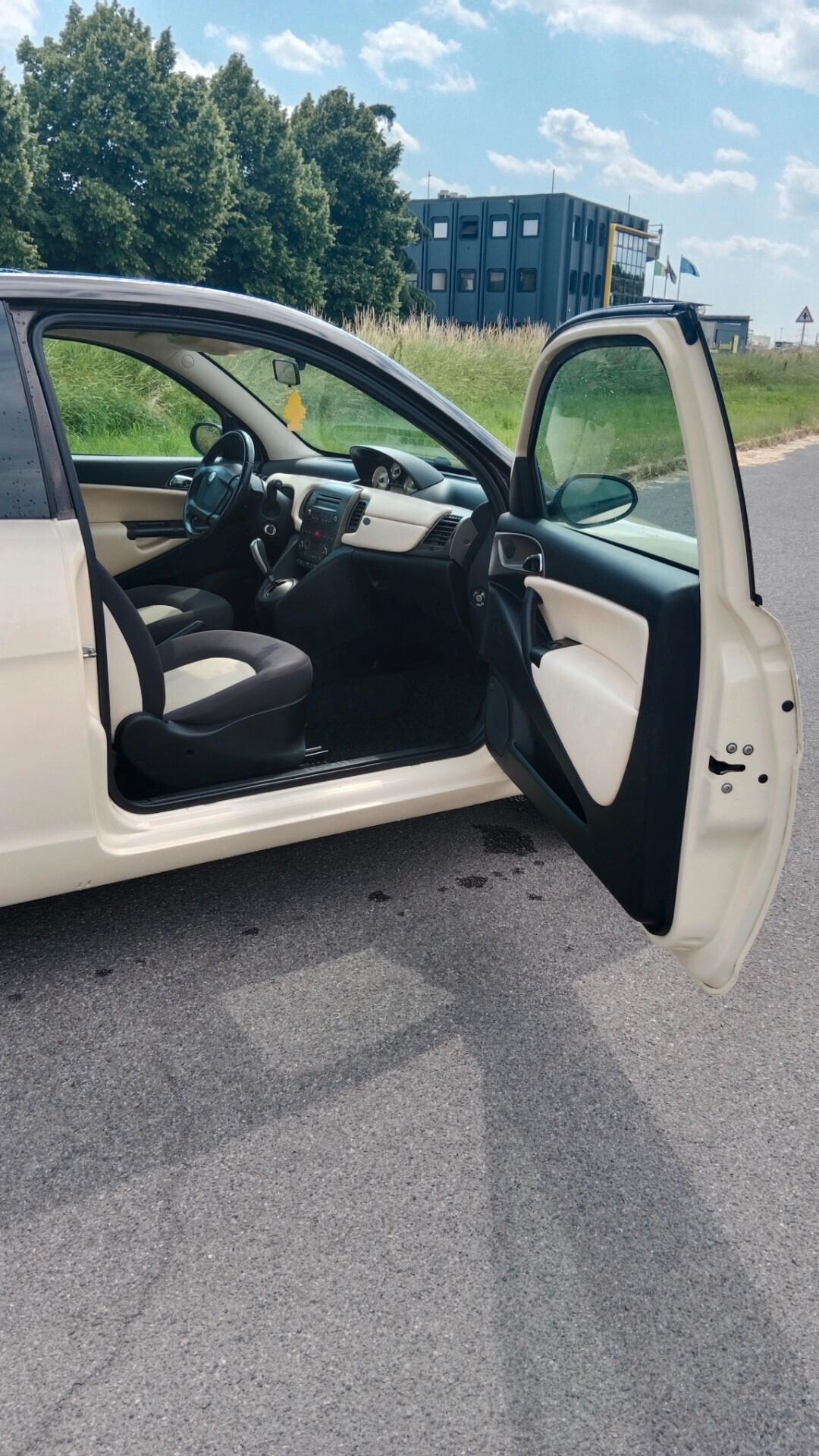 Lancia Ypsilon 1.4 16V Oro