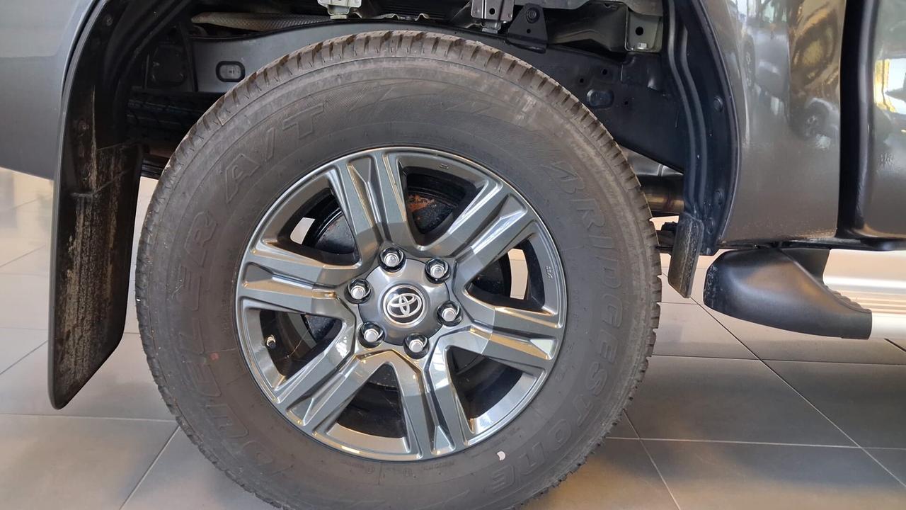 Toyota Hilux 2.4 D-4D A/T 4WD 4 porte Double Cab Lounge Iva esclusa