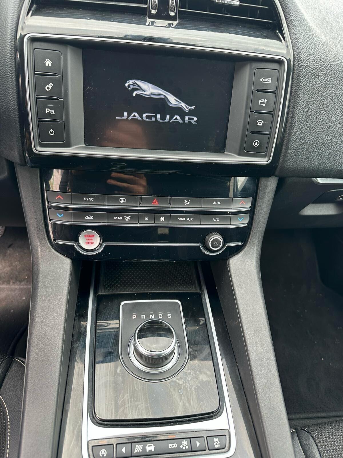 Jaguar F-Pace 2.0 D 180 CV AWD aut. R-Sport perfetta !!! Performante e parsimoniosa