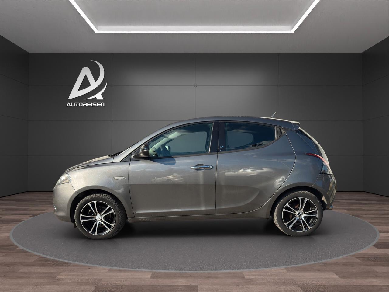 Lancia Ypsilon 1.2 69 CV 5 porte Silver ADATTA NEOPATENTATI