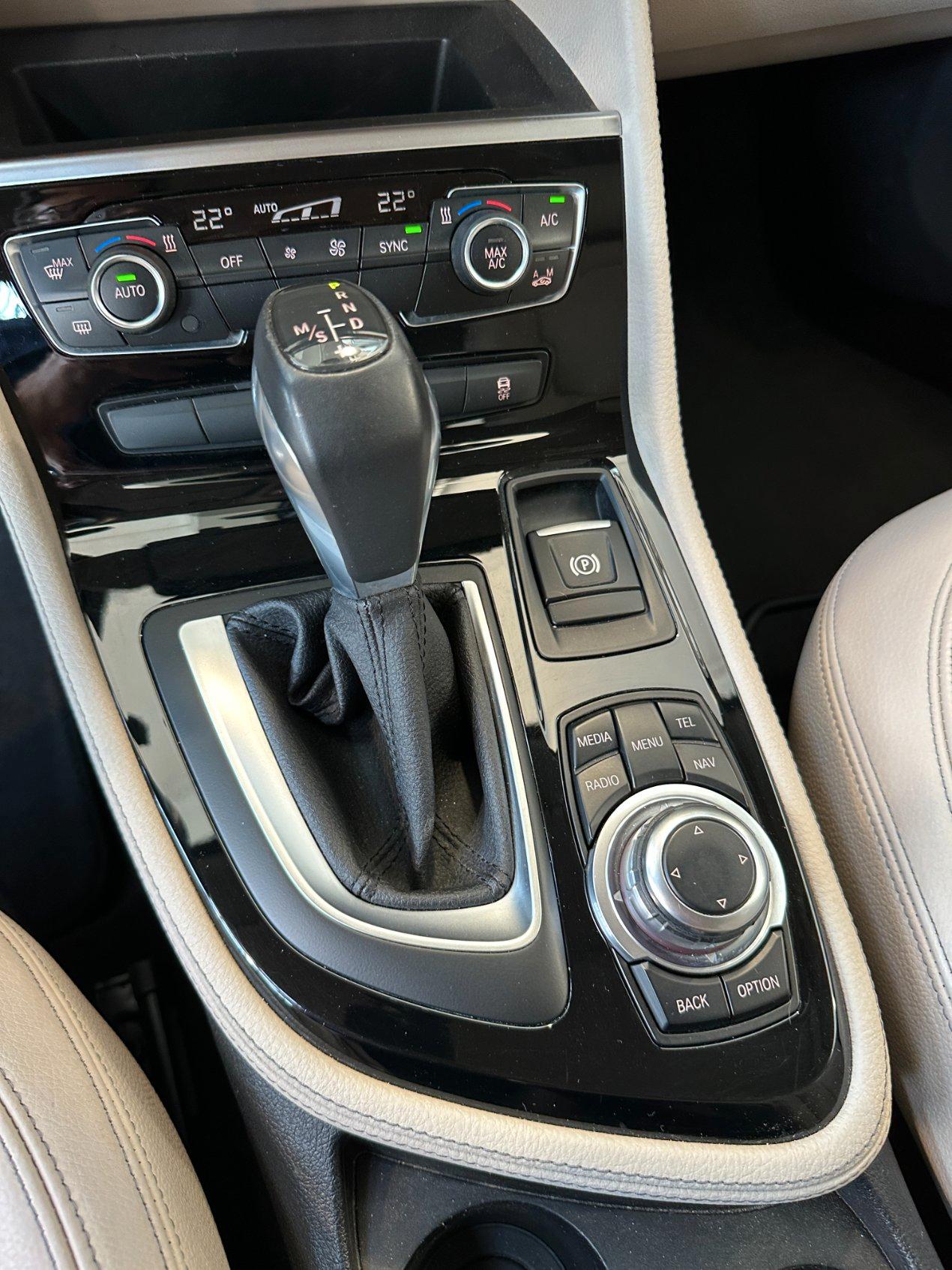 BMW 216 d Active Tourer Luxury Auto - LED - 17" - Pelle - Navi