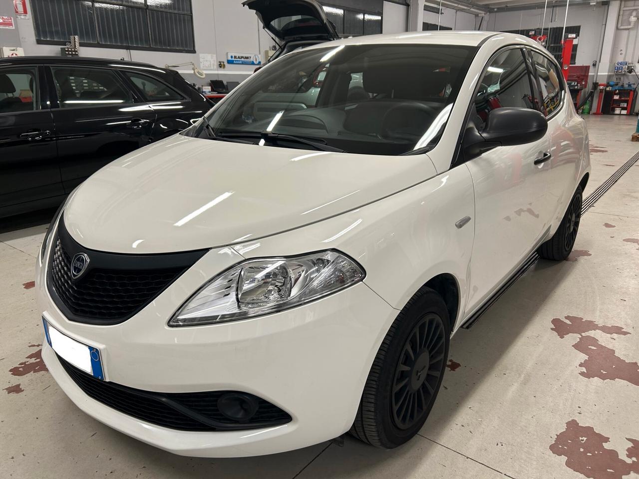 Lancia Ypsilon 1.0 FireFly 5 porte S&S Hybrid Ecochic Silver