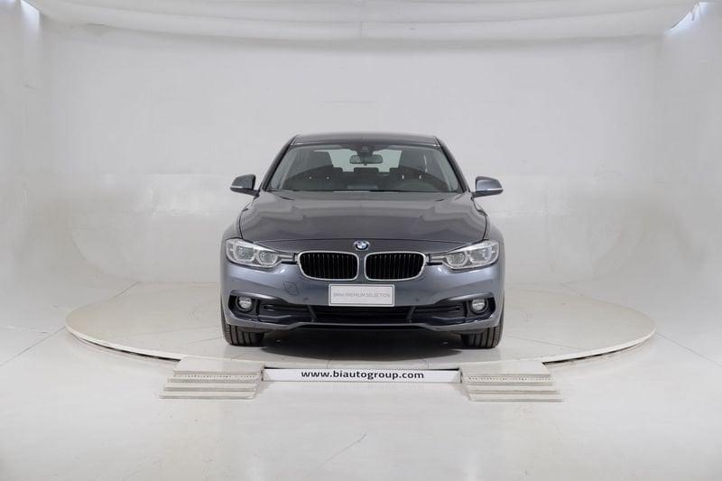 BMW Serie 3 F30 2015 Berlina Diese 318d Luxury auto