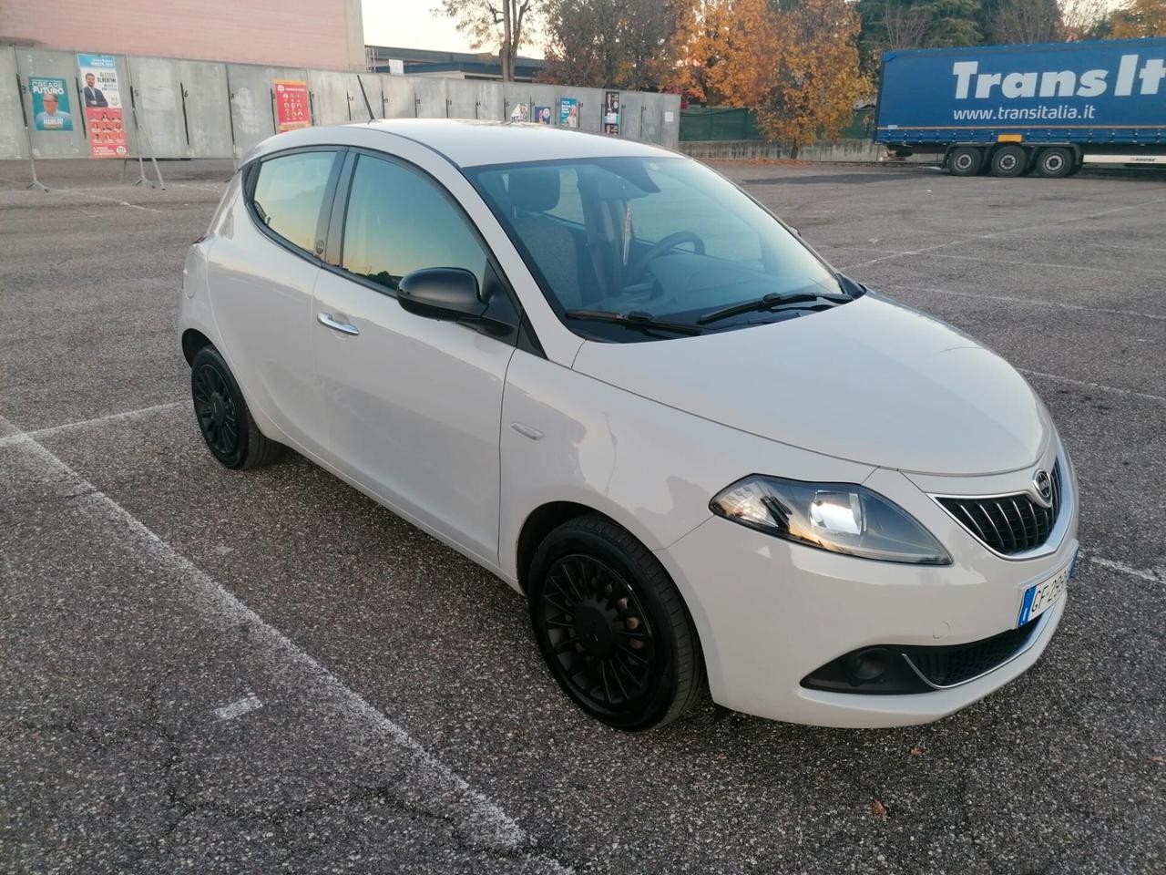 Lancia Ypsilon 1.0 FireFly 5 porte S&S Hybrid Ecochic Silver