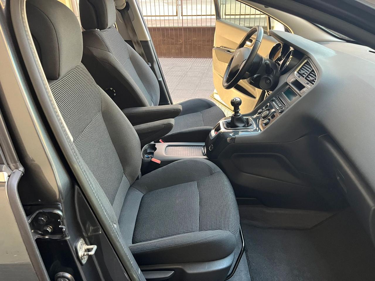 Peugeot 5008 1.6 HDi 115CV Business 7 Posti