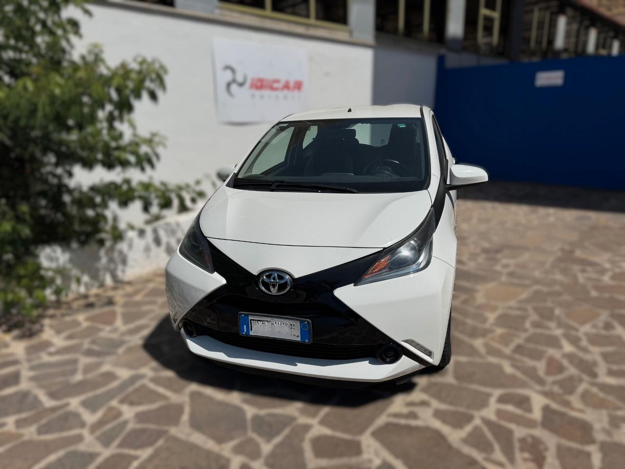 Toyota Aygo 1.0 VVT-i 69 CV 5 porte x-play MMT
