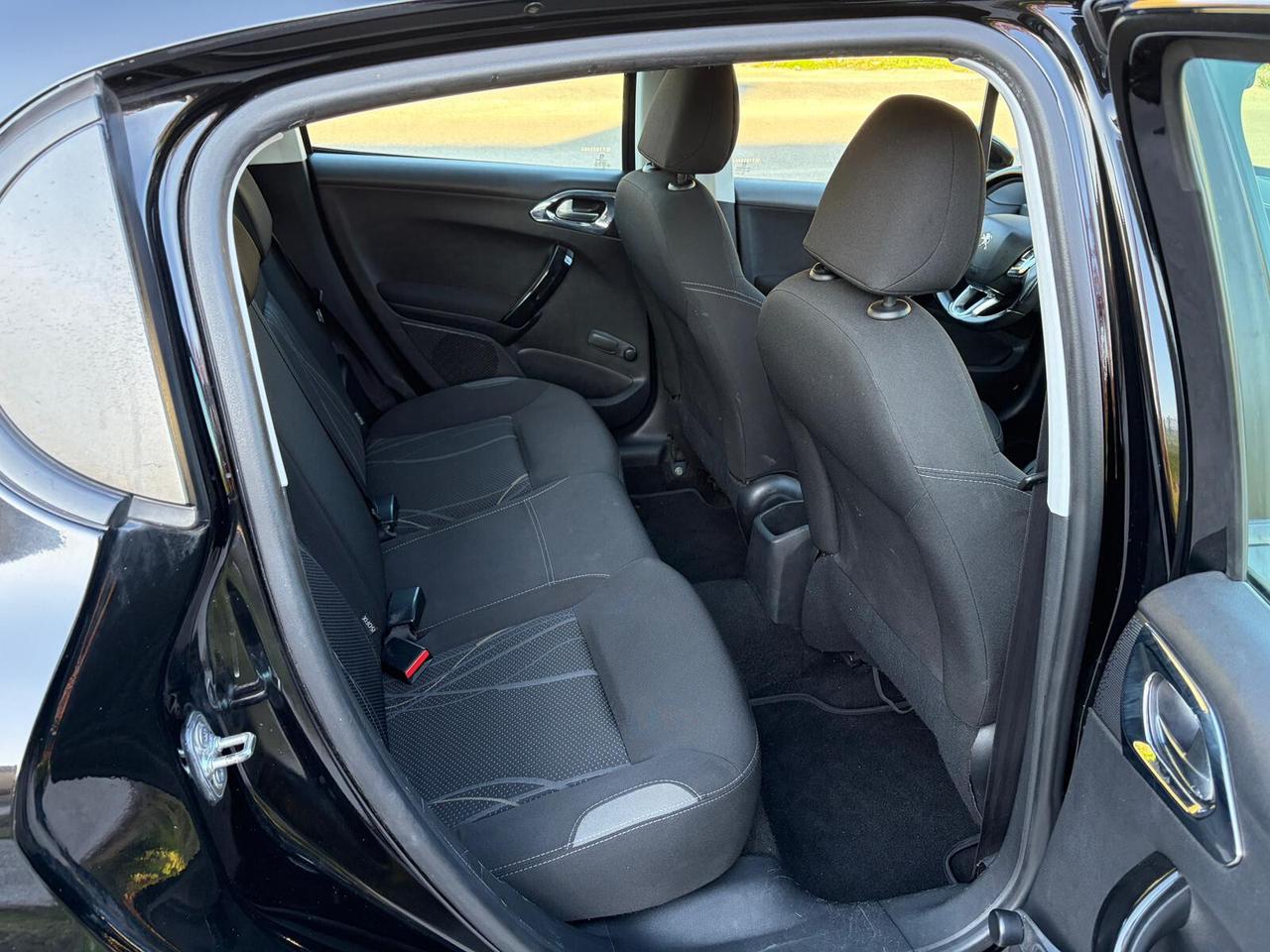 Peugeot 208 1.4 HDi 68CV 5 porte Allure