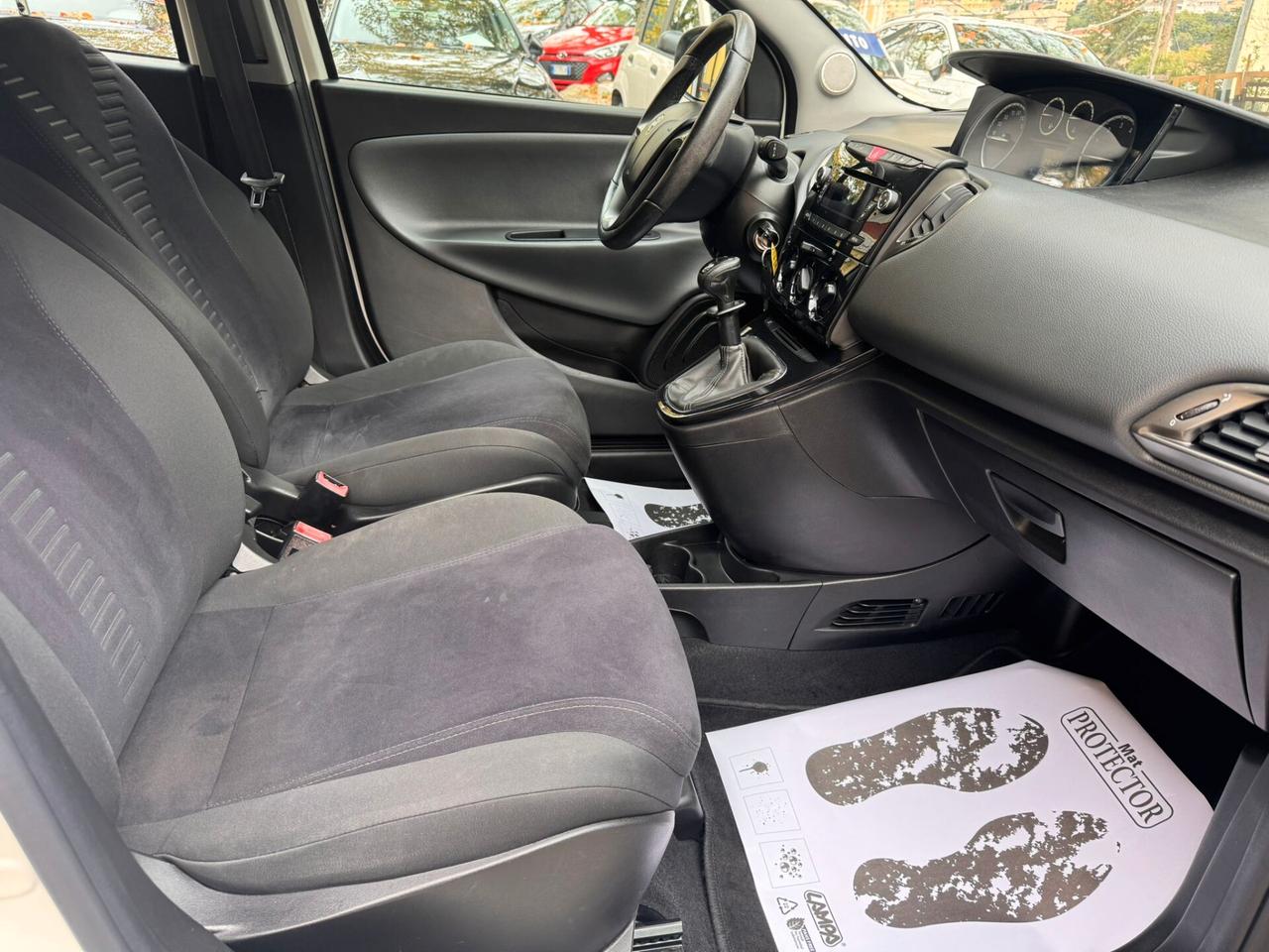 Lancia Ypsilon 1.2 69 CV 5 porte S&S Platinum GARANZIA 1 ANNO