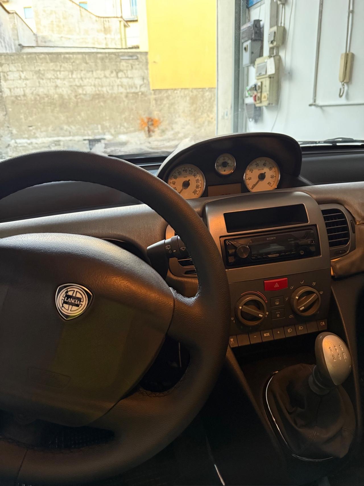Lancia Ypsilon 1.4 16V Platino