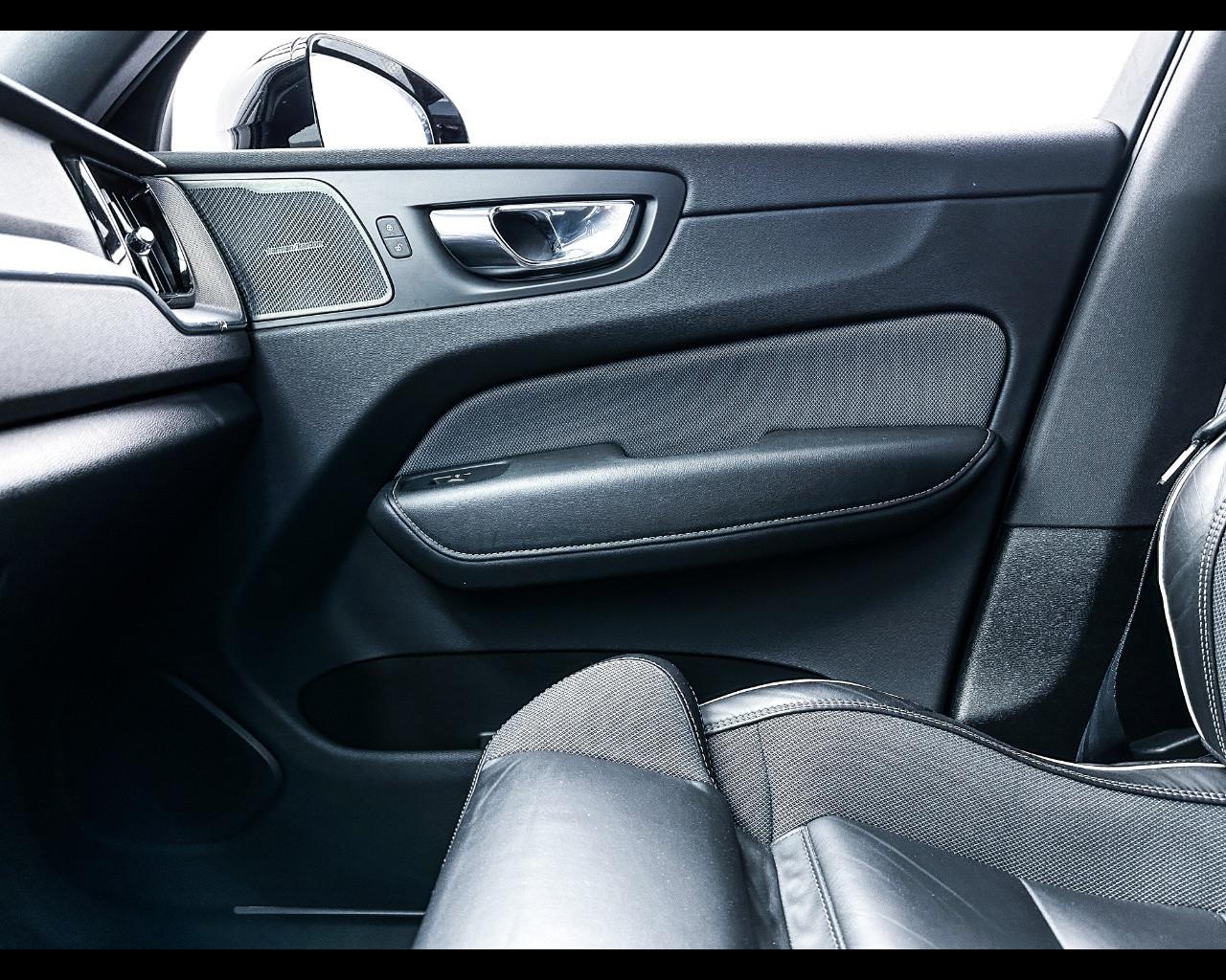 VOLVO XC60 (2017-->) - XC60 B4 (d) AWD automatico Plus Dark