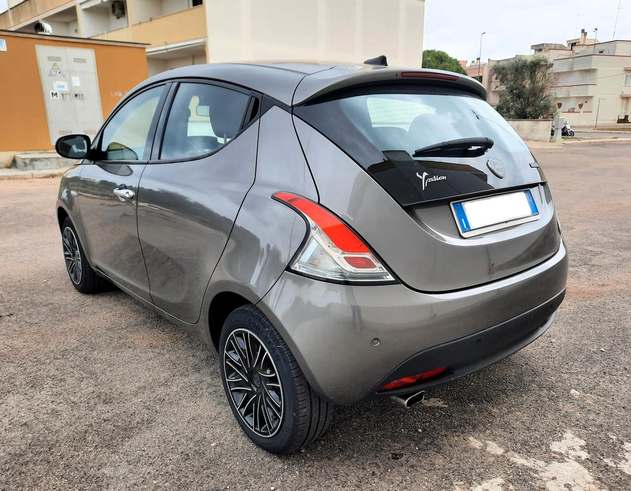 Lancia Ypsilon 1.0 FireFly 5 porte S&S Hybryd Gold