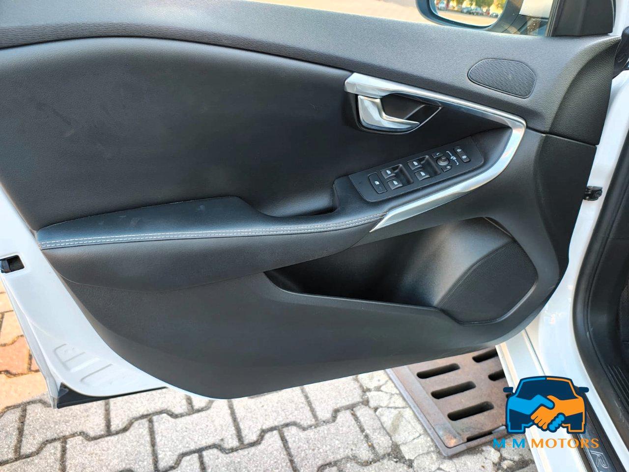 Volvo V40 2.0 d2 R-design Momentum my17