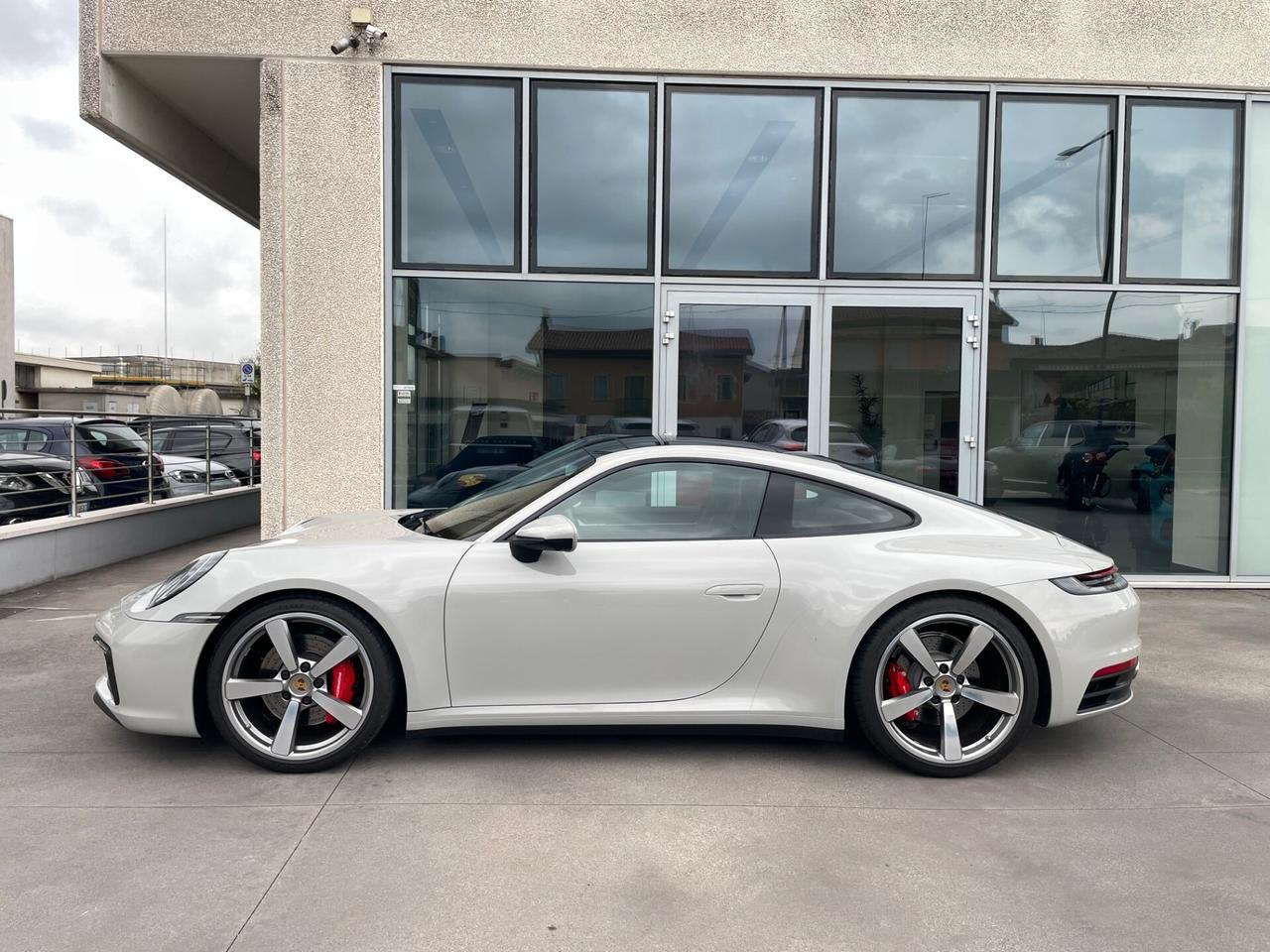 Porsche 911 Carrera S con soli 24.000 Km scarichi sport e tetto apribile pari a nuova
