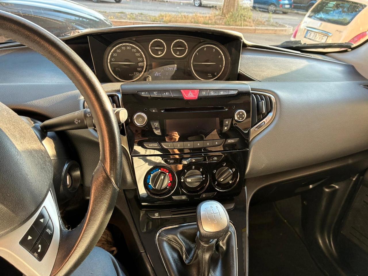 Lancia Ypsilon 1.3MJT 95CV 5p garantita-13
