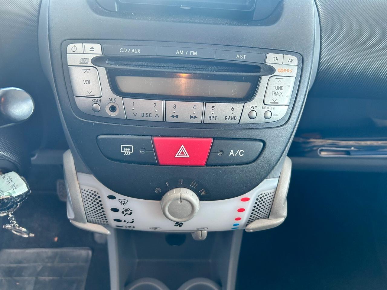 Peugeot 107 1.0b X NEOPATENTATI 2011