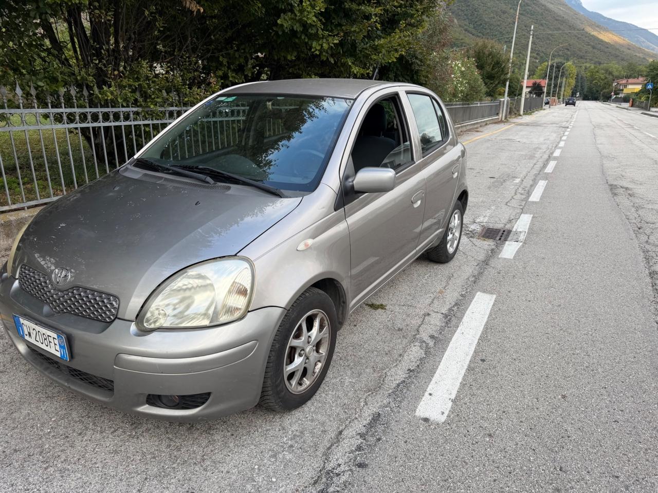 Toyota Yaris 1.3i 16V cat 5 porte Sol