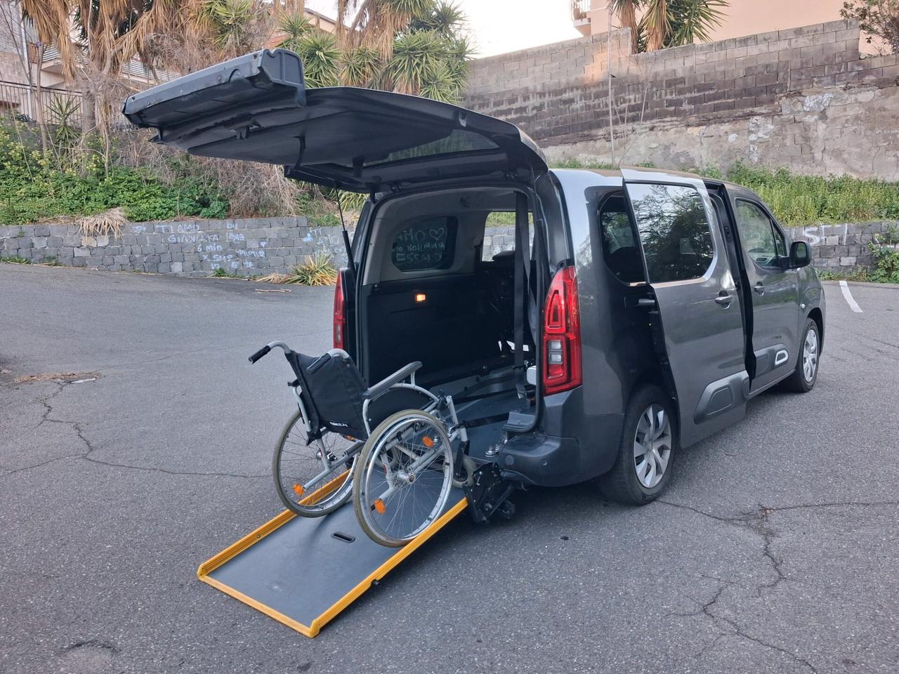Citroen Berlingo Pianale ribassato con rampa disabili in carrozzina