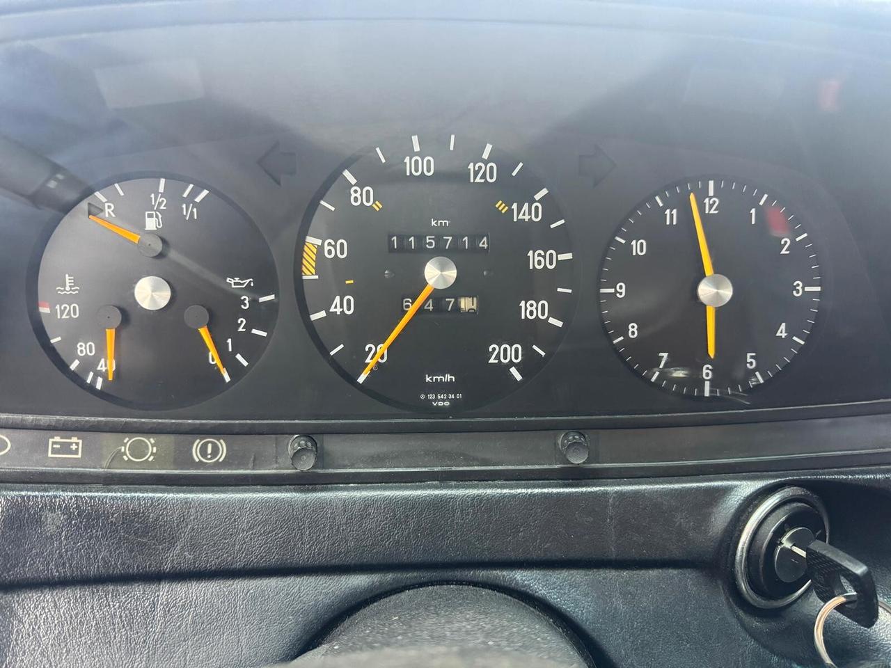 Mercedes-Benz 200 -Benzina