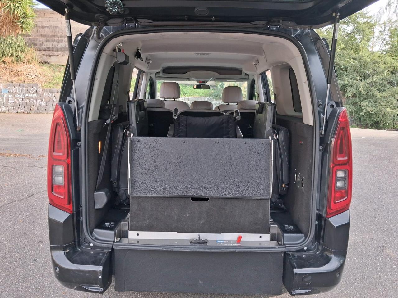 Toyota Proace Pianale ribassato con rampa disabili in carrozzina