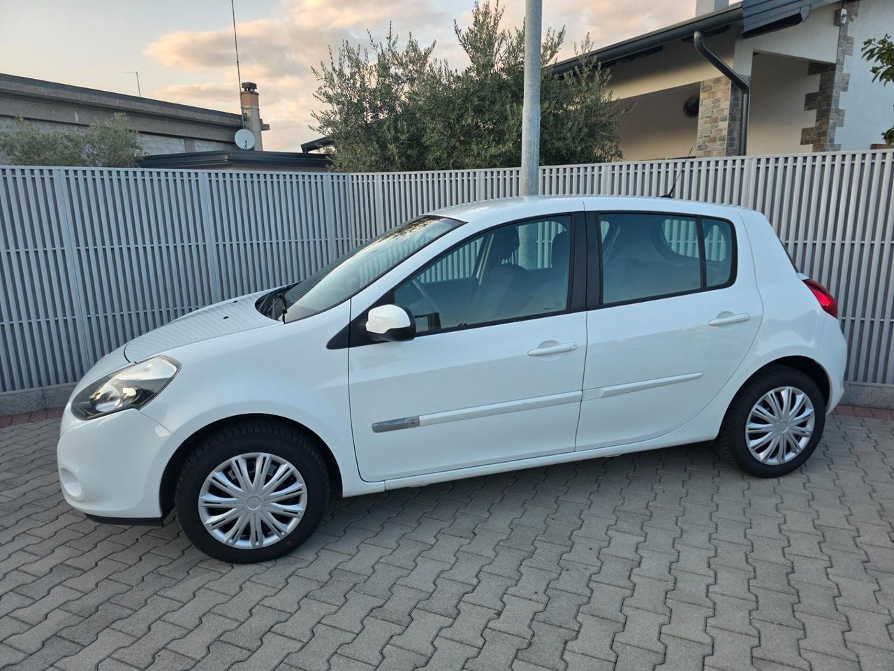 Renault Clio 1.2 75CV perfetta e garantita 12 mesi