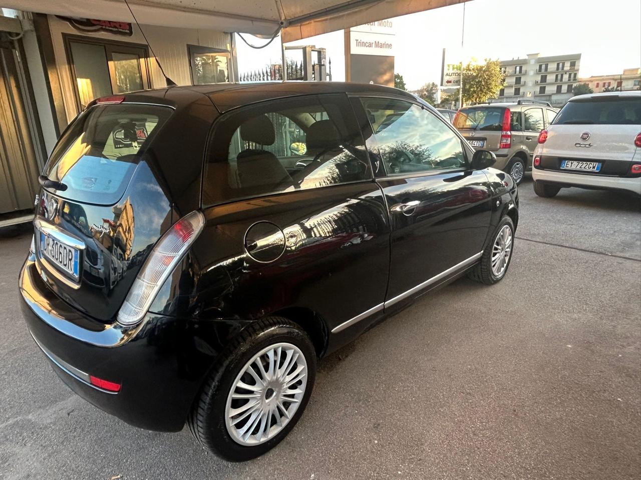 Lancia Ypsilon 1.3 MJT 75 CV versus