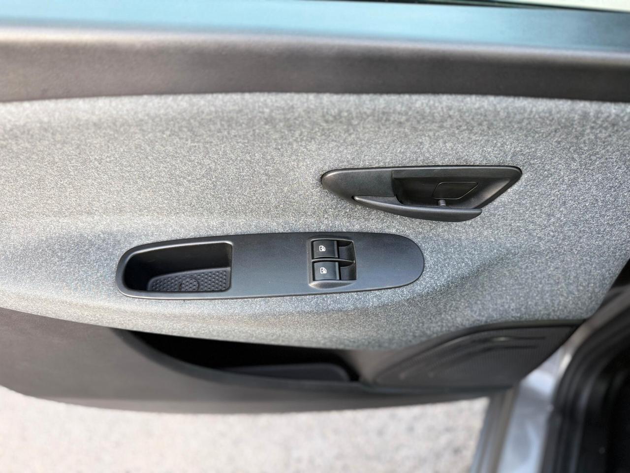 Lancia Ypsilon 1.0 FireFly S&S Hybrid Ecochic Silver