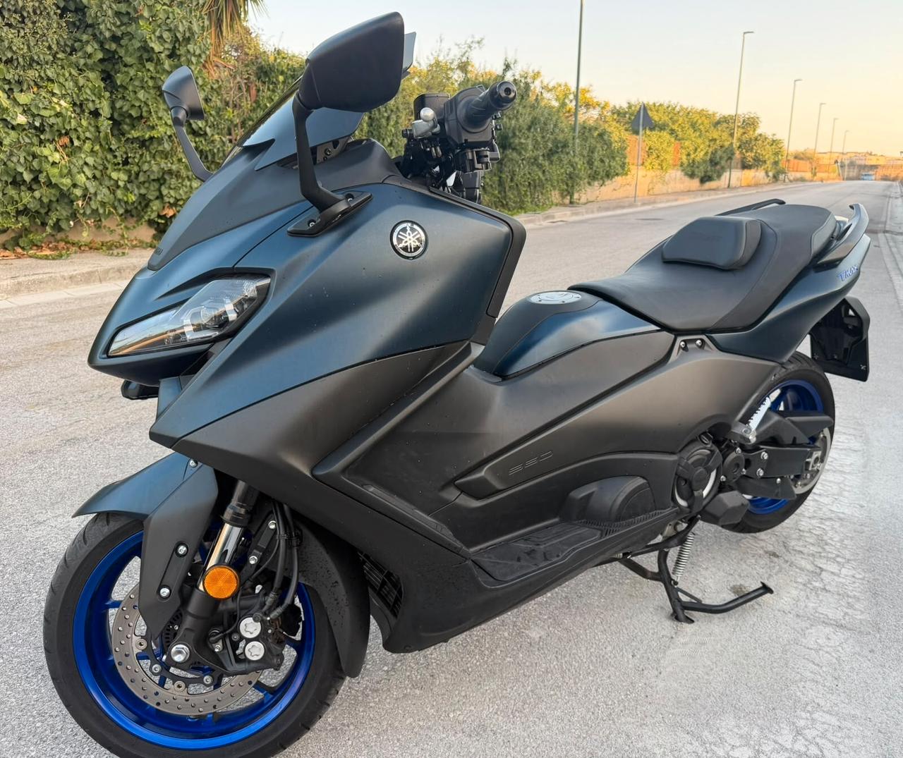 YAMAHA T MAX 560 ICON 2024 KM 11.000 PARI AL NUOVO