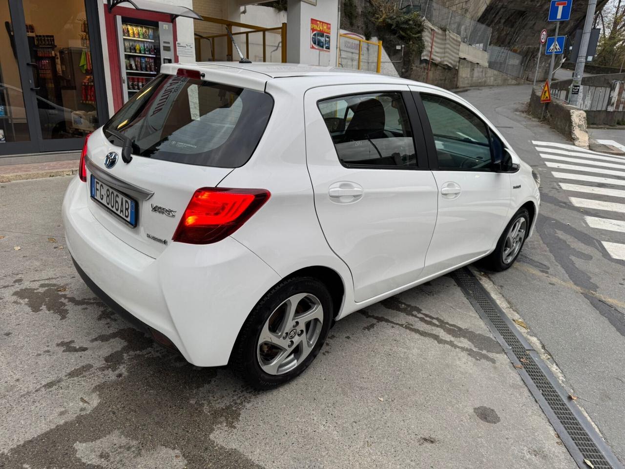 TOYOYA YARIS 1.5 HYBRID NEOPATENTATI AUTOMATICO