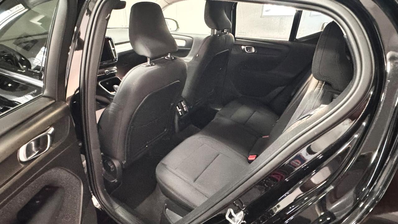 Volvo XC40 T5 Recharge Plug-in Hybrid Inscription SUV elegante e sportivo, che unisce comfort, tecnologia e prestazioni grazie alla motorizzazione ibrida plug-in benzina/elettrica