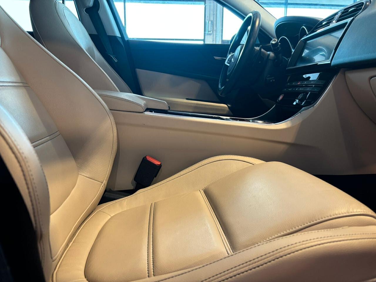 Jaguar XE PRESTIGE 2.0 200 CV aut. 51000 KM.