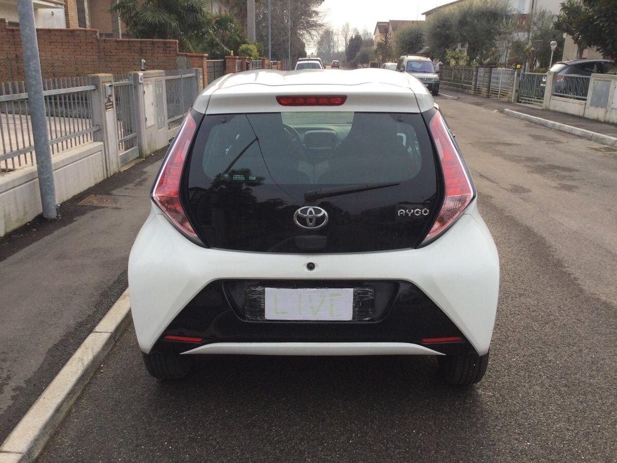 Toyota Aygo 1.0 VVT-i 69 CV 5 porte x-play MMT