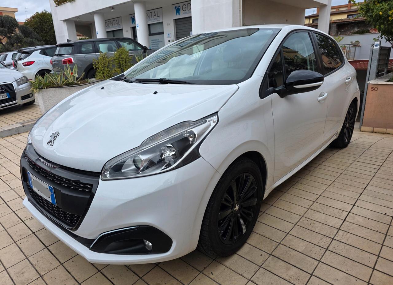 Peugeot 208 PureTech 82 5 porte Black Line