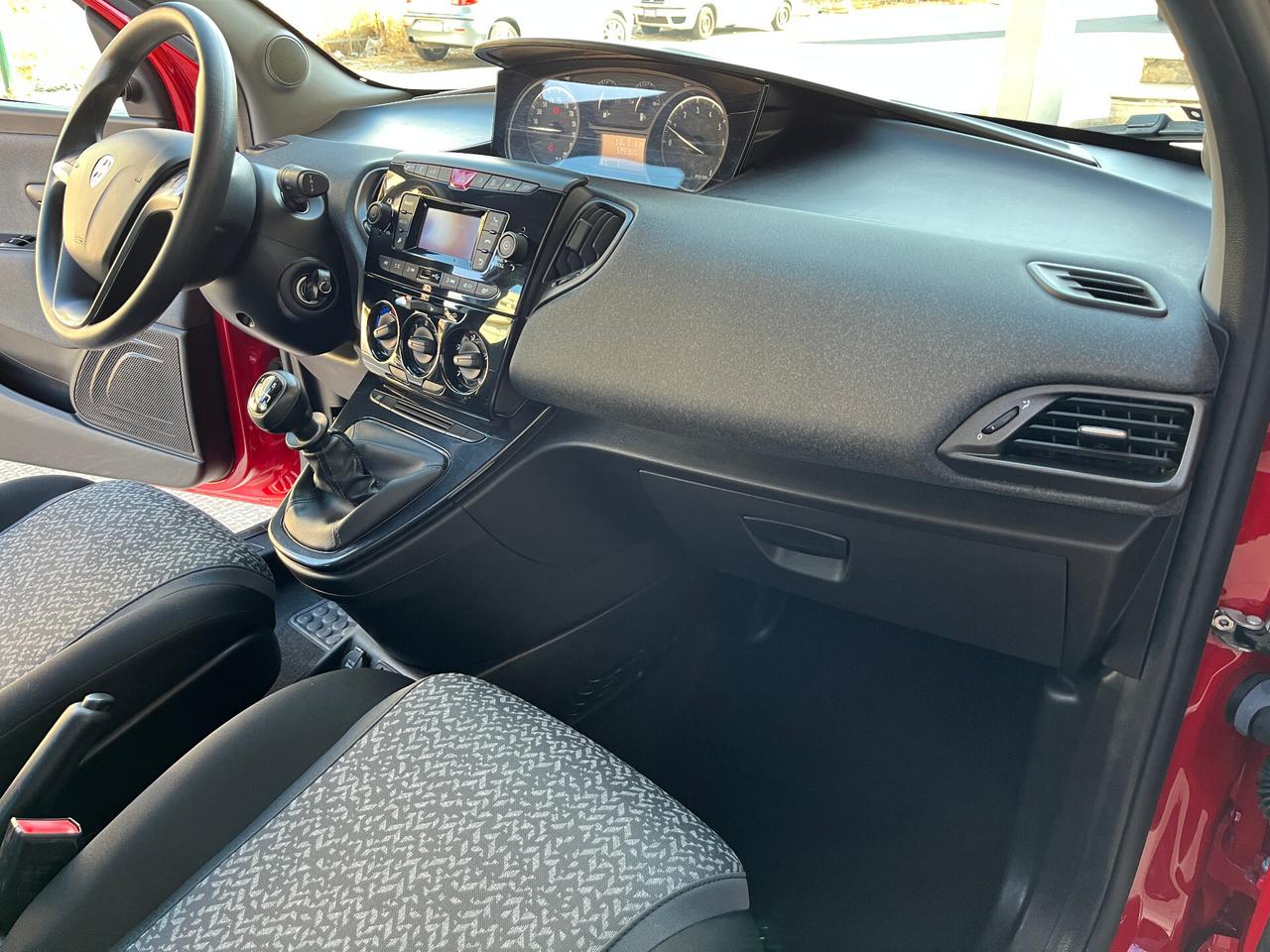 Lancia Ypsilon 1.0 Hybrid 5 porte 70cv -gz749ve-