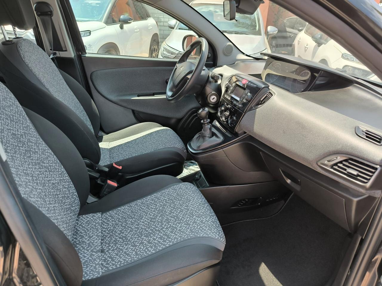 Lancia Ypsilon 1.0 FireFly 5 porte S&S Hybrid Ecochic Silver