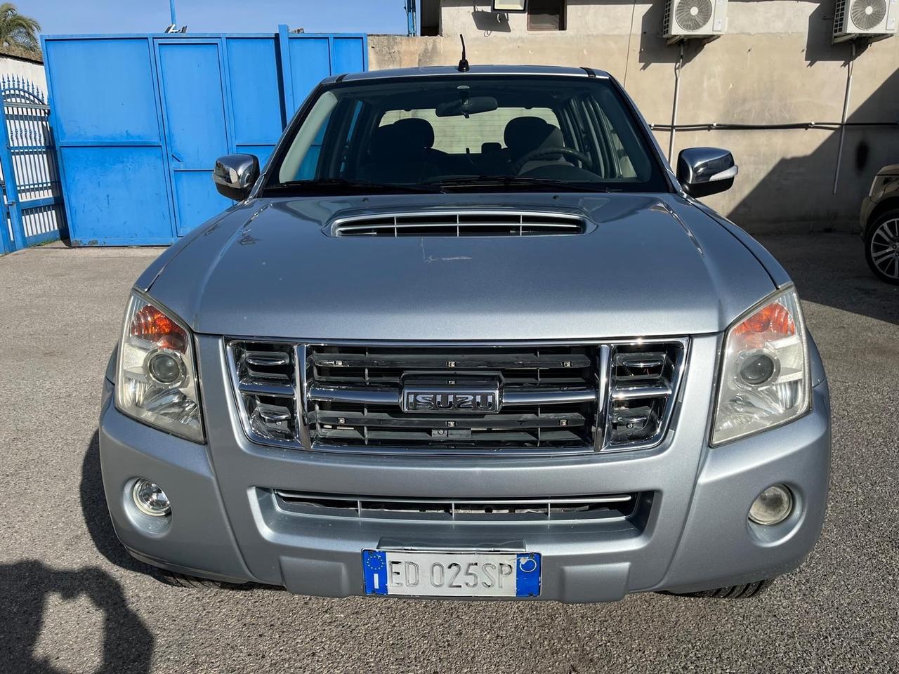 IsuzuD-Max-3.0T.D-4WD/4P-c.aut-km135000-2010